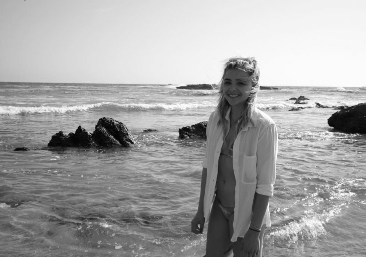 chica en la playa