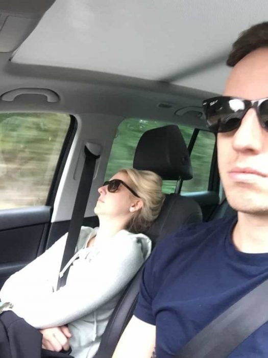 Mujer que en cualquier viaje en carretera cae perdidamente dormida 