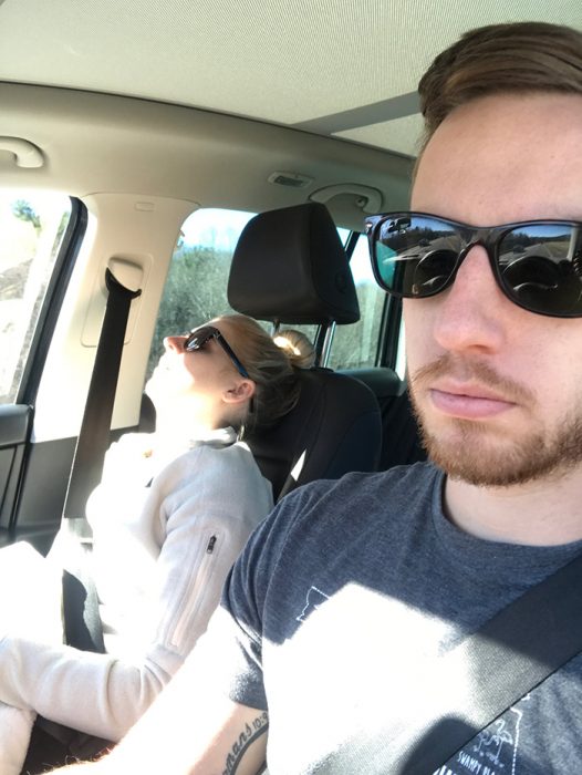 Mujer que en cualquier viaje en carretera cae perdidamente dormida 