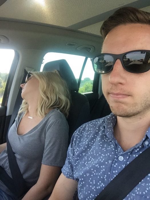 Mujer que en cualquier viaje en carretera cae perdidamente dormida 