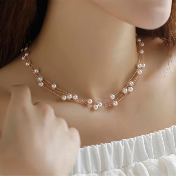 chica usando collar con perlas