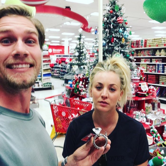 Kaley Cuoco y su novio haciendo compras de navidad 