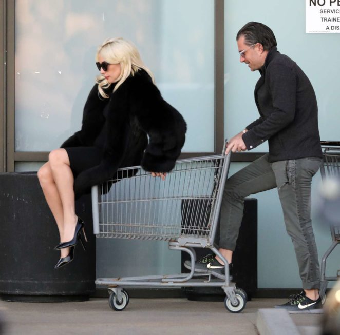 Lady Gaga de compras en un supermercado