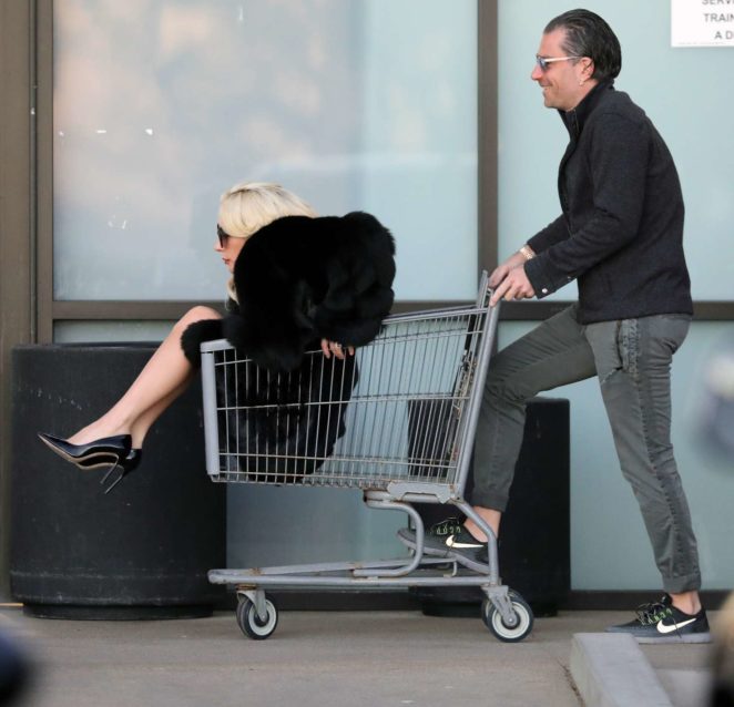 Lady Gaga de compras en un supermercado