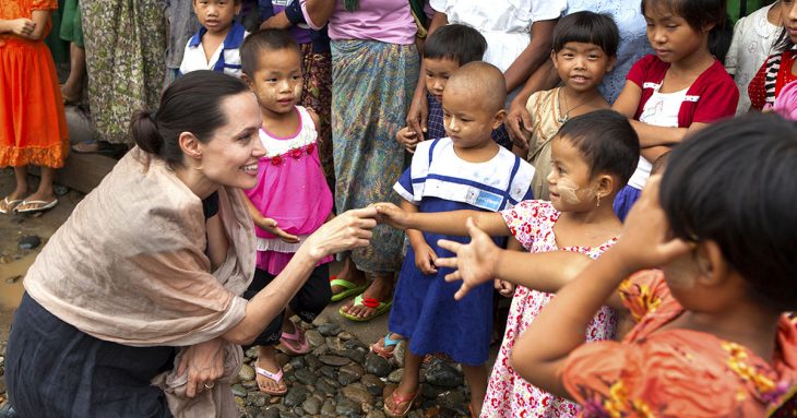 Angelina jolie visitando a los niños de camboya 