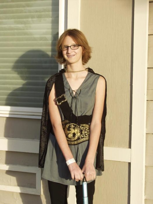 Bella Herndon, chica pelirroja con vestido verde sonriendo