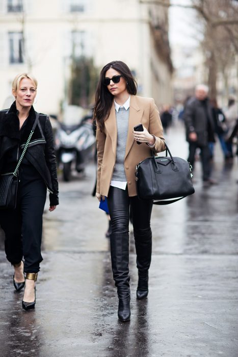 Chica usando unos pantalones de cuero y blazer color camel 