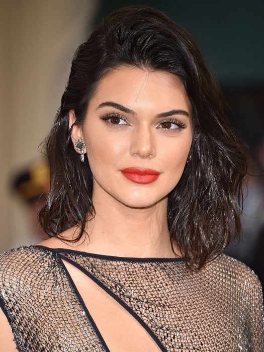 Kendall Jenner usando unas ondas de mar 