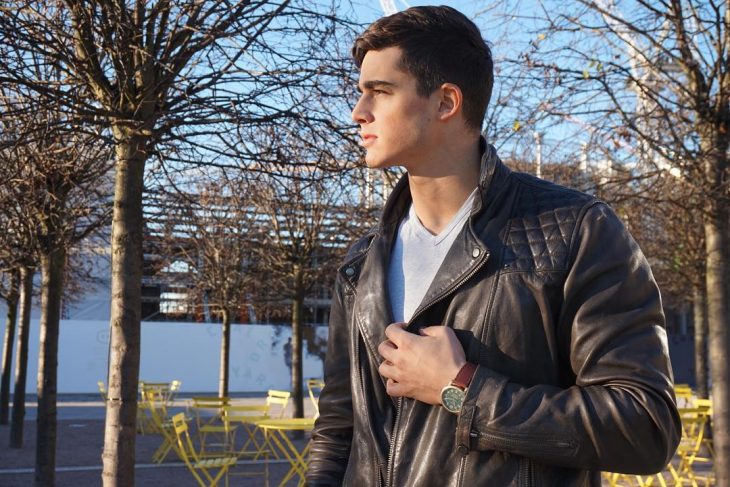 Pietro bocelli posando con una chamarra de cuero en un parque 