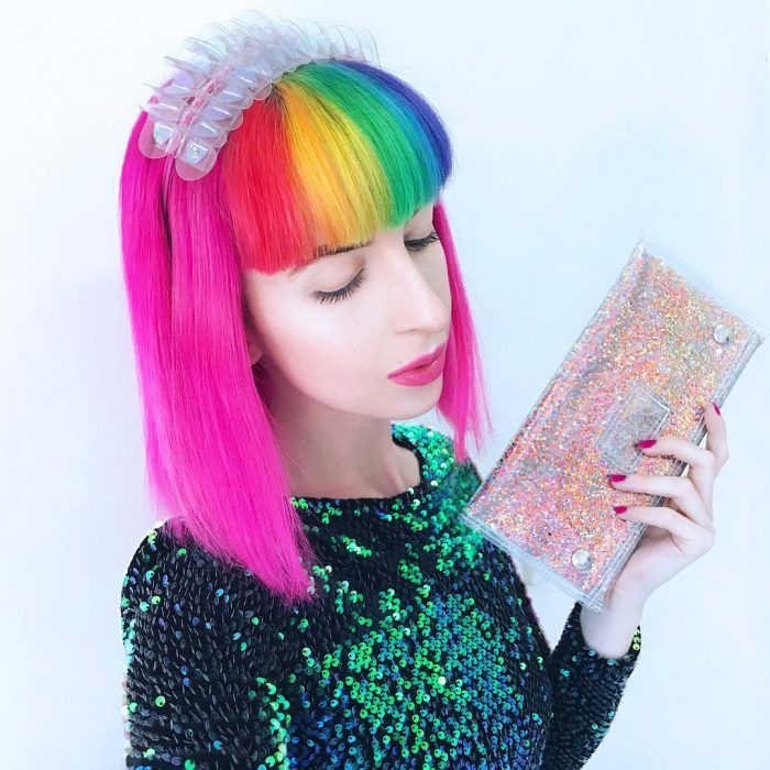Chica con el flequillo con colores de arcoíris 