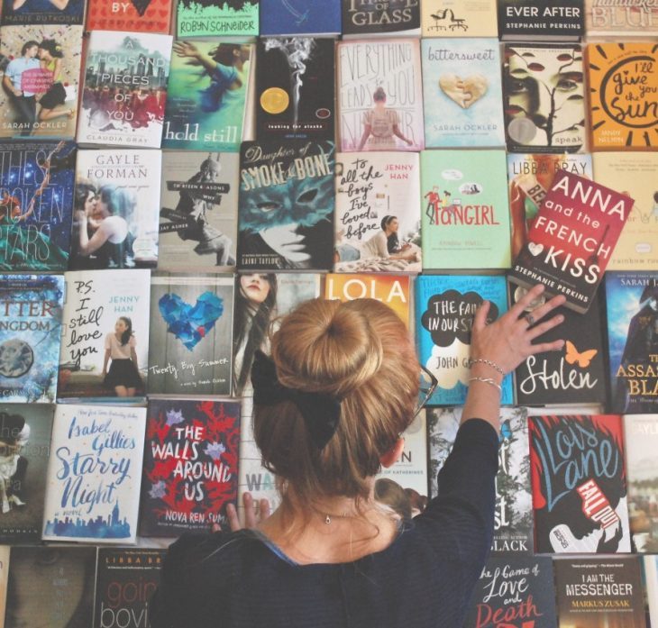 Chica viendo libros 