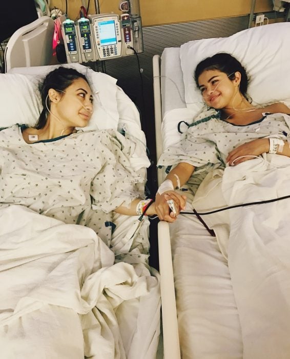 Selena Gomez recostada junto a su amiga Francia en una cama de hospital después de un trasplante de riñón