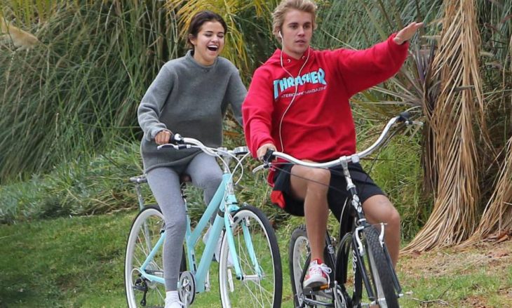 pareja de novios paseando en bicicleta 