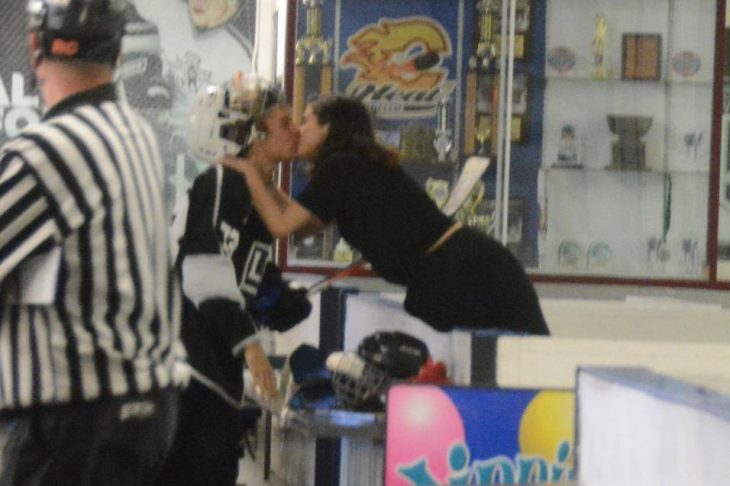 Pareja de novios besándose en el hielo