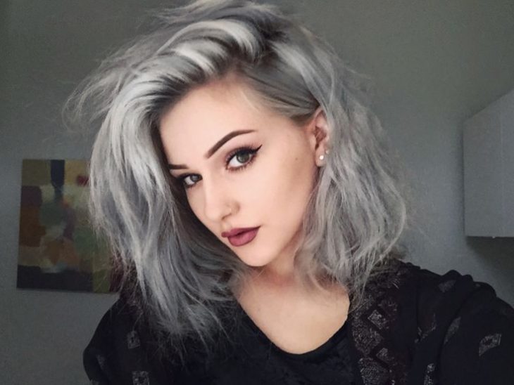 chica con cabello gris 