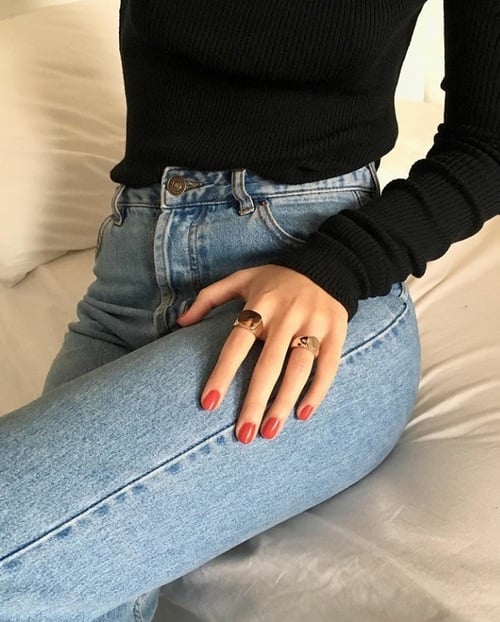 Chica usando anillos grandes y redondos 