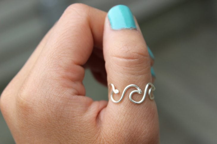 Chica usando un anillo en el dedo pulgar 