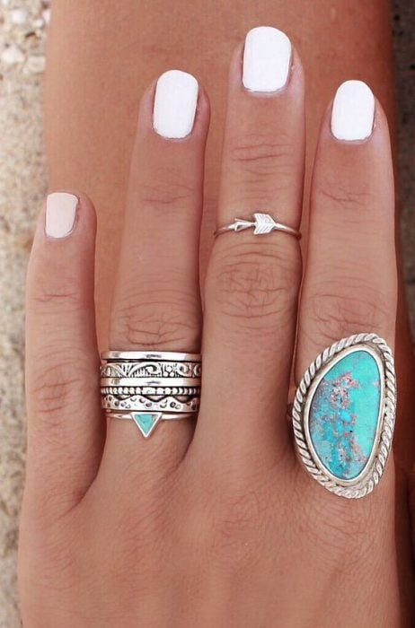 Chica usando anillos con piedras grandes