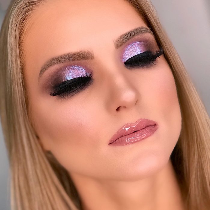 Chica usando un maquillaje ultravioleta 