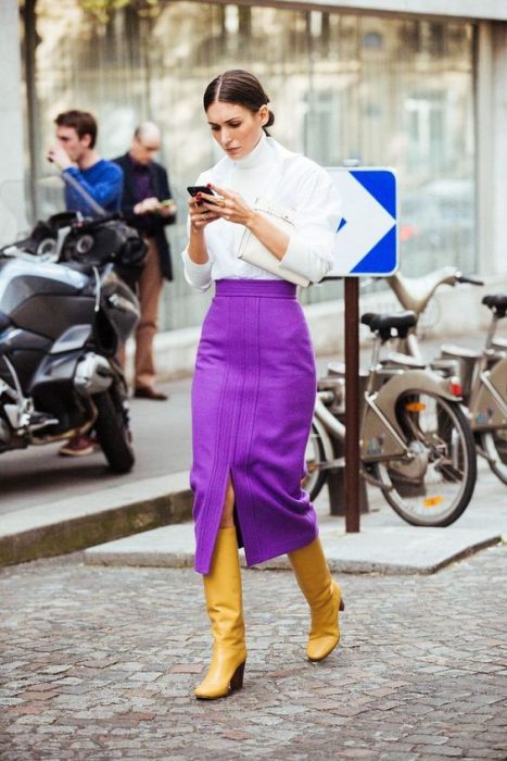 Mujer usando una falda morada y zapatos amarillos 