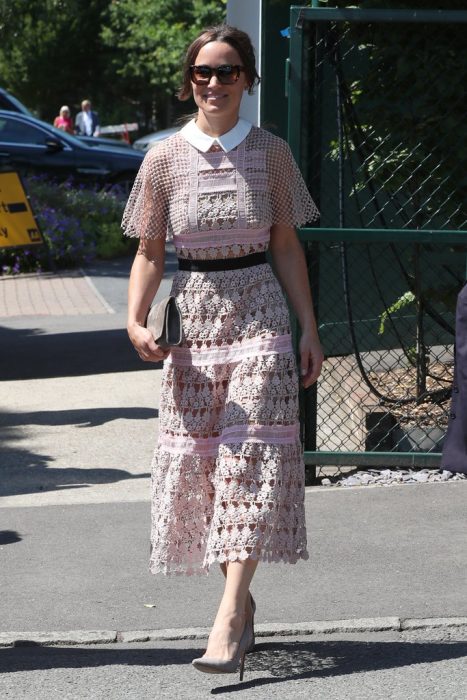 Pippa midletton con un vestido manga murcielago