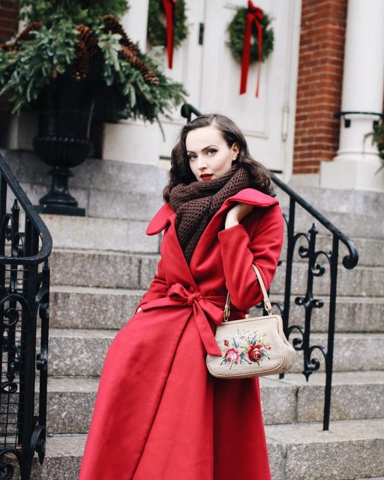 mujer con abrigo rojo y bufanda café 