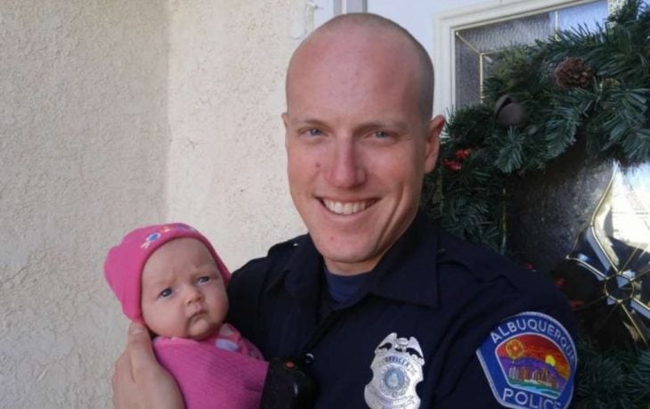 Policía cargando a un bebé
