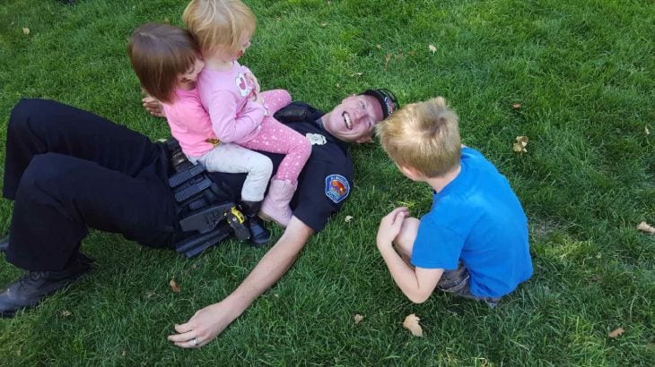 Policía jugando con niños 