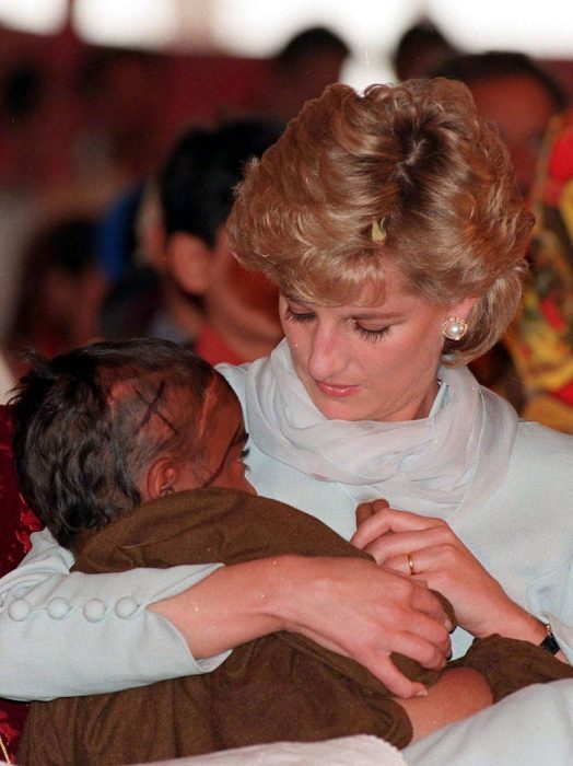 princesa diana sostiene a pequeño con cáncer