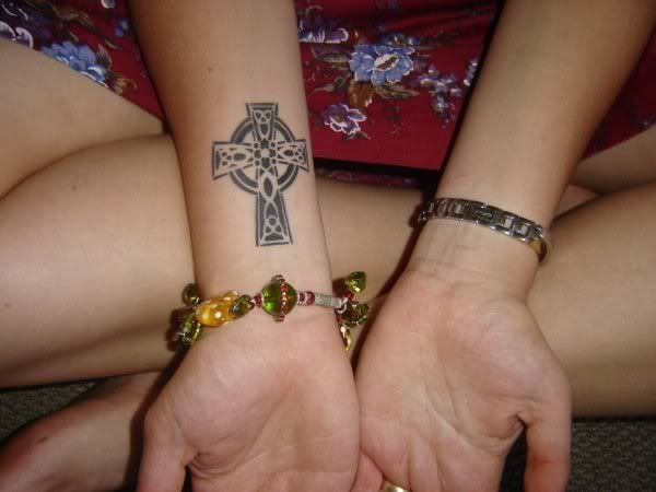 Tatuaje de cruz celta en la muñeca