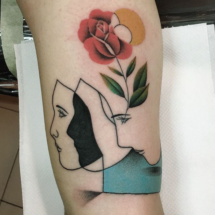 atuaje surrealista de mujeres y flores