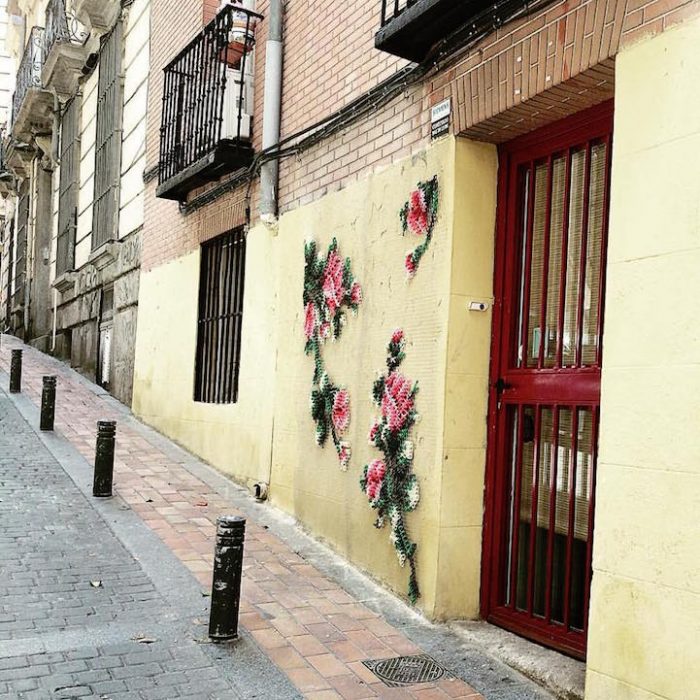 flores tejidas fuera de una casa