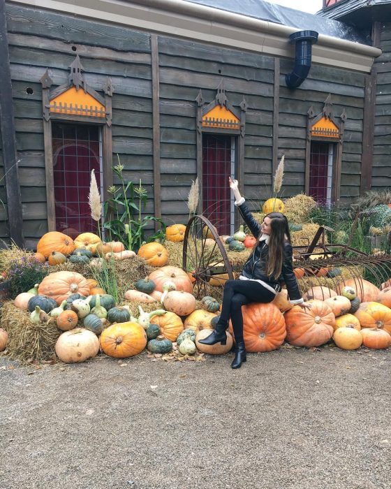 chica sobre calabazas