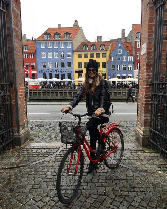 chica en bicicleta 