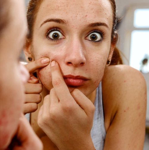 Chica frente al espejo