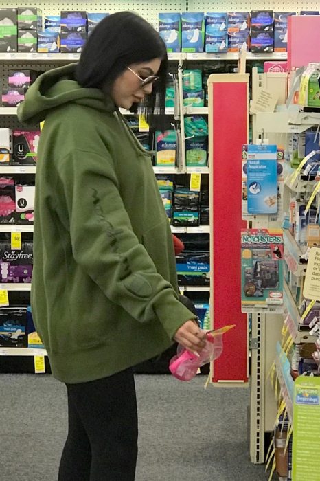 Kylie Jenner sosteniendo un vaso entrenador para bebé 