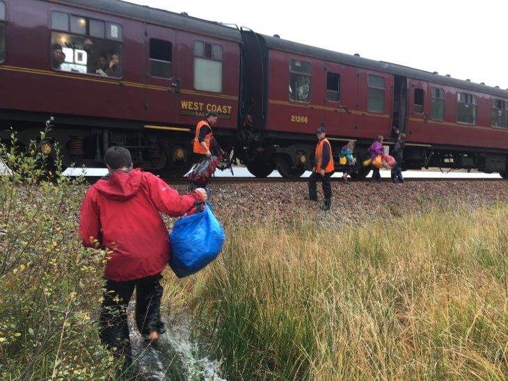 chicos subiendo a un tren 