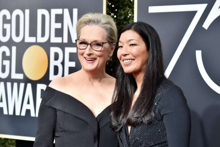 mujeres sonriendo en la alfombra roja 