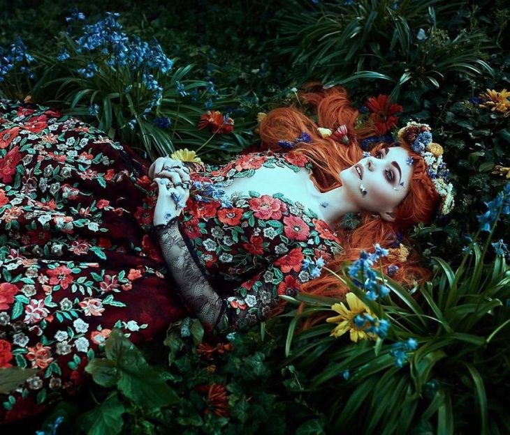 chica con vestido de flores 