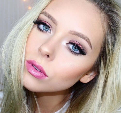chica con maquillaje claro