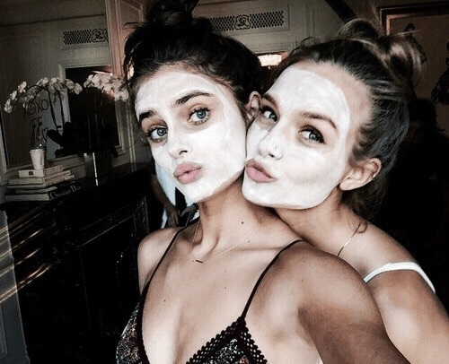 chicas con mascarilla