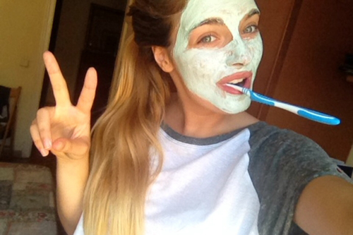 chica con mascarilla