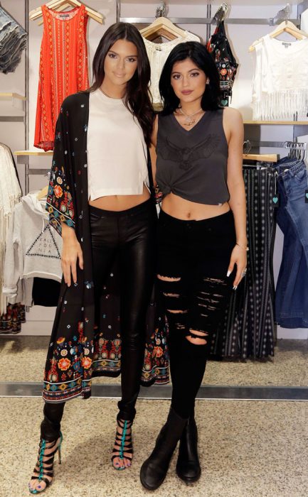 Kendall y Kylie jenner posando abrazadas juntas