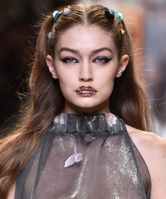 Gigi Hadid con glitter en los labios 