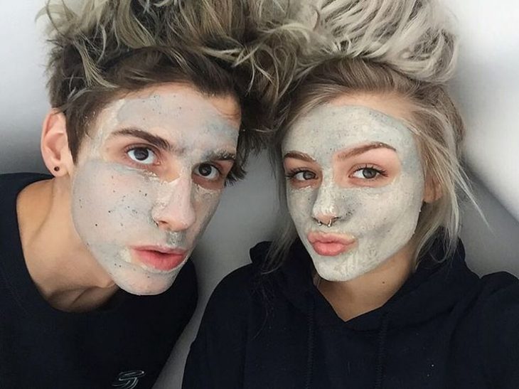 pareja de novios con mascarilla