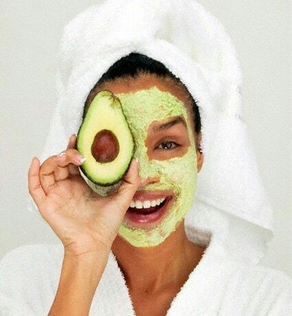 chica con aguacate en mano