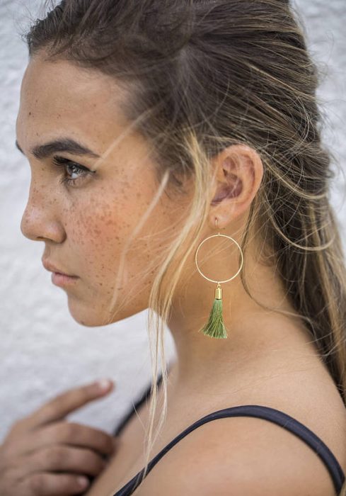 chica con aretes verdes