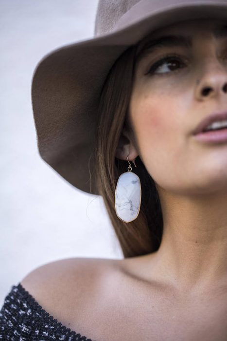 chica con sombrero