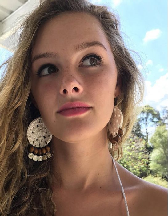 chica con aretes tejidos