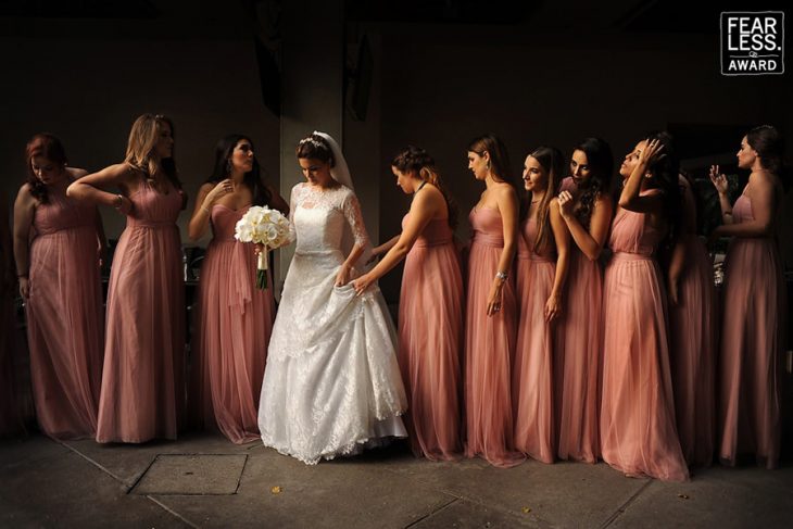 grupo de amigas con vestido rosa